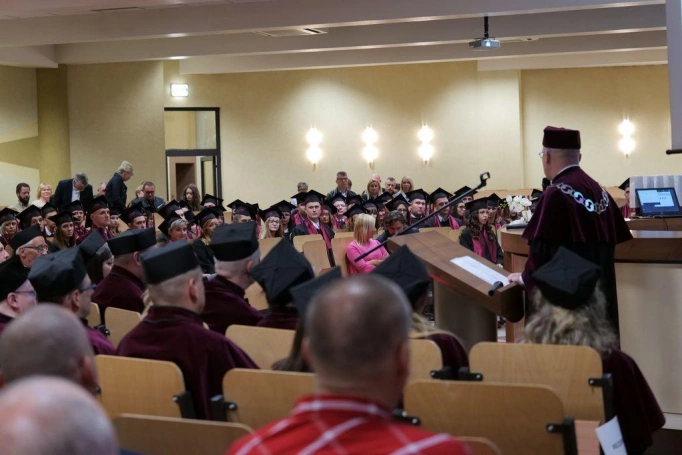 Zdjęcie nr 17 z galerii Absolwenci studiów I i II stopnia odebrali dyplomy!