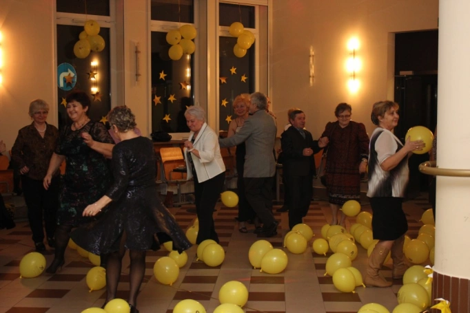 Zdjęcie nr 4 z galerii Cała sala tańczy z nami! Bal karnawałowy w Uniwersytecie Trzeciego Wieku.
