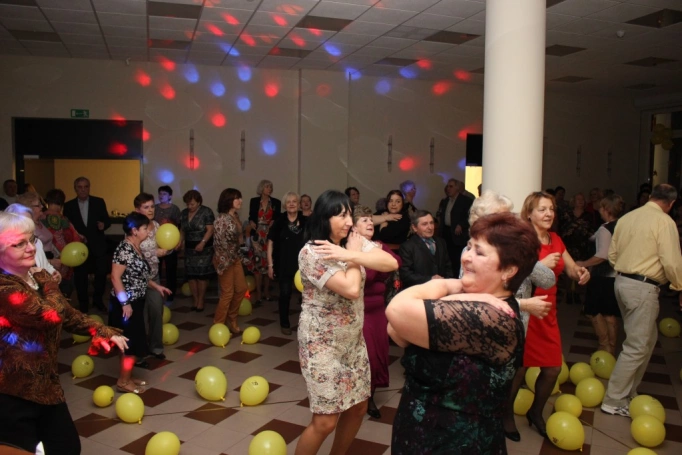 Zdjęcie nr 7 z galerii Cała sala tańczy z nami! Bal karnawałowy w Uniwersytecie Trzeciego Wieku.