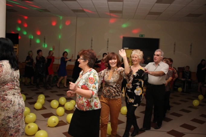 Zdjęcie nr 10 z galerii Cała sala tańczy z nami! Bal karnawałowy w Uniwersytecie Trzeciego Wieku.