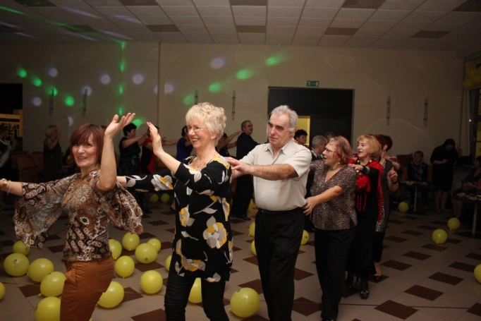 Zdjęcie nr 11 z galerii Cała sala tańczy z nami! Bal karnawałowy w Uniwersytecie Trzeciego Wieku.