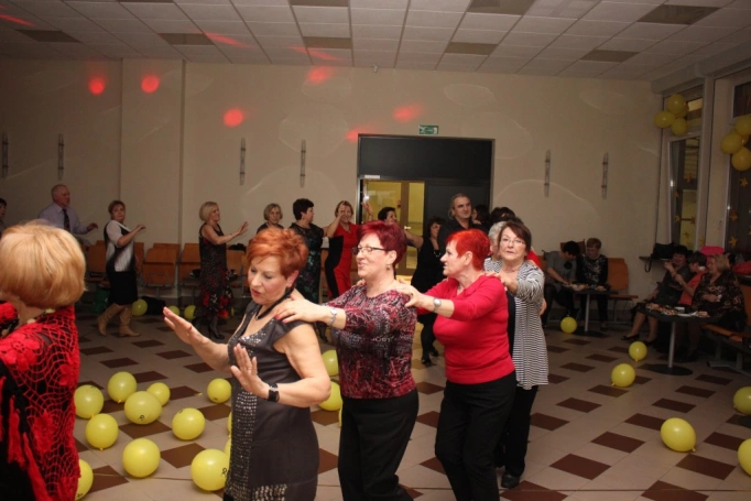 Zdjęcie nr 12 z galerii Cała sala tańczy z nami! Bal karnawałowy w Uniwersytecie Trzeciego Wieku.