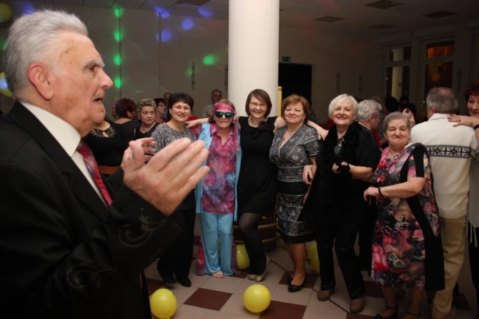 Zdjęcie nr 14 z galerii Cała sala tańczy z nami! Bal karnawałowy w Uniwersytecie Trzeciego Wieku.