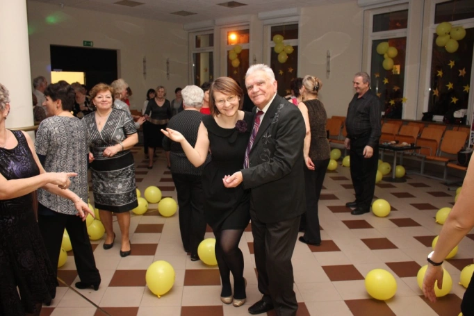 Zdjęcie nr 15 z galerii Cała sala tańczy z nami! Bal karnawałowy w Uniwersytecie Trzeciego Wieku.