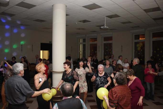 Zdjęcie nr 16 z galerii Cała sala tańczy z nami! Bal karnawałowy w Uniwersytecie Trzeciego Wieku.