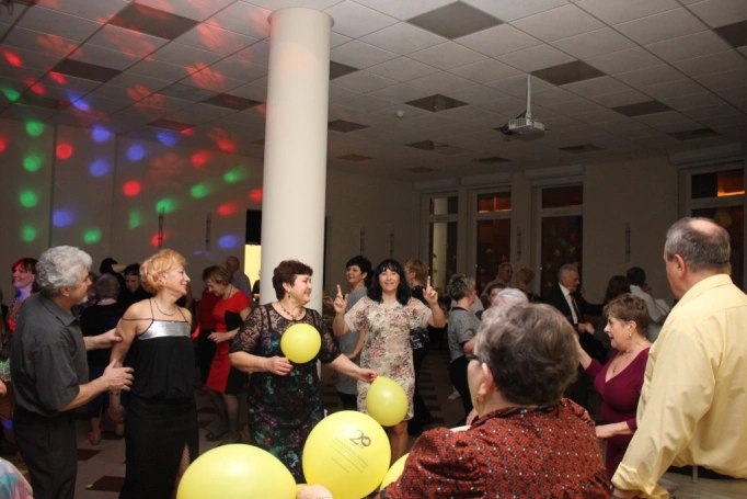 Zdjęcie nr 17 z galerii Cała sala tańczy z nami! Bal karnawałowy w Uniwersytecie Trzeciego Wieku.