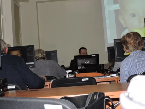 Zdjęcie nr 3 z galerii Kurs fotografii cyfrowej dla seniorów rozpoczęty ! Tworzymy kadrę profesjonalnych fotografów na Uniwersytecie Trzeciego Wieku.