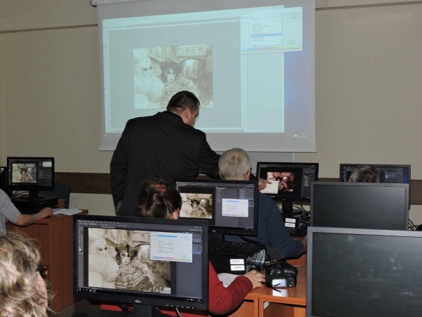 Zdjęcie nr 4 z galerii Kurs fotografii cyfrowej dla seniorów rozpoczęty ! Tworzymy kadrę profesjonalnych fotografów na Uniwersytecie Trzeciego Wieku.
