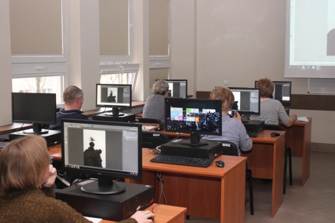 Zdjęcie nr 1 z galerii Kurs fotografii cyfrowej dla seniorów rozpoczęty ! Tworzymy kadrę profesjonalnych fotografów na Uniwersytecie Trzeciego Wieku.