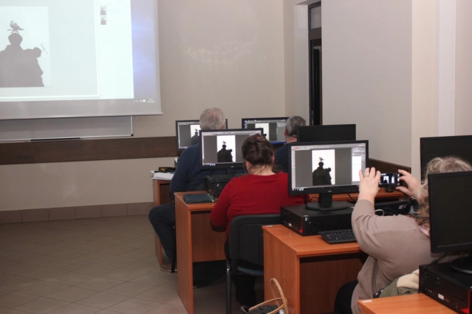 Zdjęcie nr 5 z galerii Kurs fotografii cyfrowej dla seniorów rozpoczęty ! Tworzymy kadrę profesjonalnych fotografów na Uniwersytecie Trzeciego Wieku.