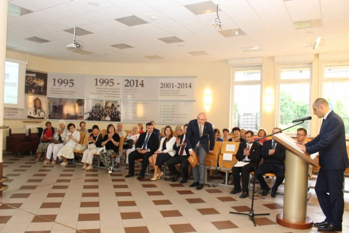 Zdjęcie nr 2 z galerii 14 czerwca - uroczysta gala zakończenia roku akademickiego 2015/2016 Uniwersytetu Trzeciego Wieku w Wyższej Szkole Biznesu w Dąbrowie Górniczej. 