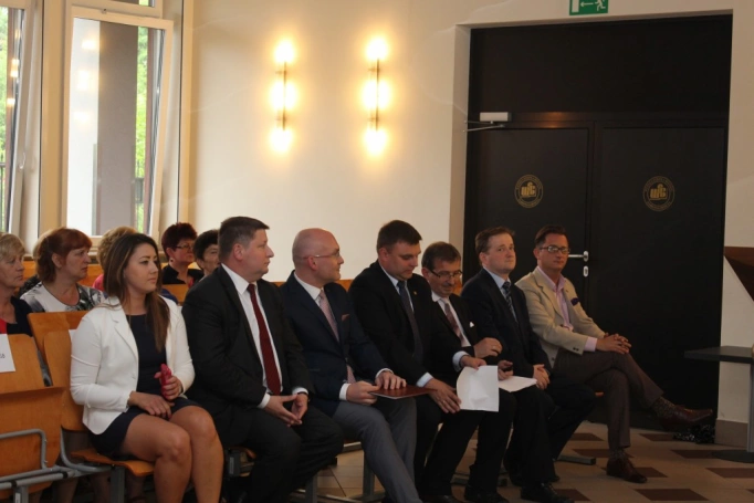 Zdjęcie nr 1 z galerii 14 czerwca - uroczysta gala zakończenia roku akademickiego 2015/2016 Uniwersytetu Trzeciego Wieku w Wyższej Szkole Biznesu w Dąbrowie Górniczej. 