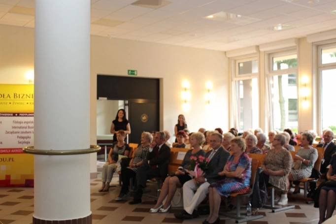 Zdjęcie nr 3 z galerii 14 czerwca - uroczysta gala zakończenia roku akademickiego 2015/2016 Uniwersytetu Trzeciego Wieku w Wyższej Szkole Biznesu w Dąbrowie Górniczej. 