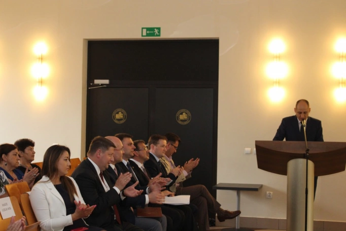Zdjęcie nr 6 z galerii 14 czerwca - uroczysta gala zakończenia roku akademickiego 2015/2016 Uniwersytetu Trzeciego Wieku w Wyższej Szkole Biznesu w Dąbrowie Górniczej. 