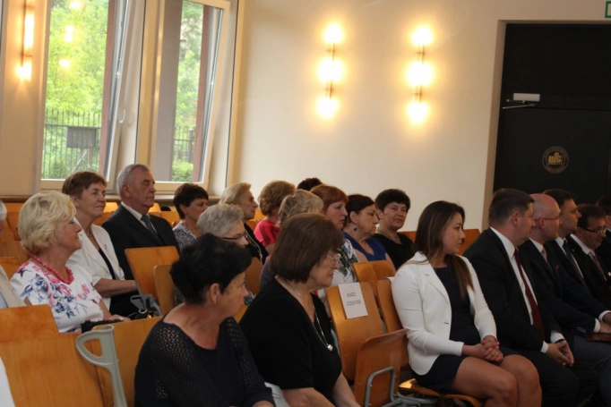 Zdjęcie nr 13 z galerii 14 czerwca - uroczysta gala zakończenia roku akademickiego 2015/2016 Uniwersytetu Trzeciego Wieku w Wyższej Szkole Biznesu w Dąbrowie Górniczej. 