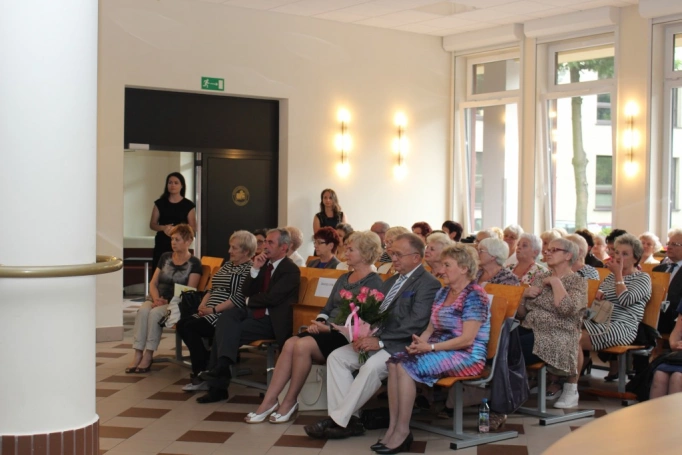 Zdjęcie nr 12 z galerii 14 czerwca - uroczysta gala zakończenia roku akademickiego 2015/2016 Uniwersytetu Trzeciego Wieku w Wyższej Szkole Biznesu w Dąbrowie Górniczej. 