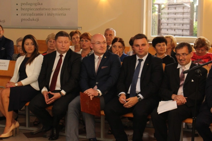 Zdjęcie nr 9 z galerii 14 czerwca - uroczysta gala zakończenia roku akademickiego 2015/2016 Uniwersytetu Trzeciego Wieku w Wyższej Szkole Biznesu w Dąbrowie Górniczej. 