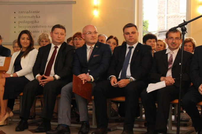 Zdjęcie nr 10 z galerii 14 czerwca - uroczysta gala zakończenia roku akademickiego 2015/2016 Uniwersytetu Trzeciego Wieku w Wyższej Szkole Biznesu w Dąbrowie Górniczej. 