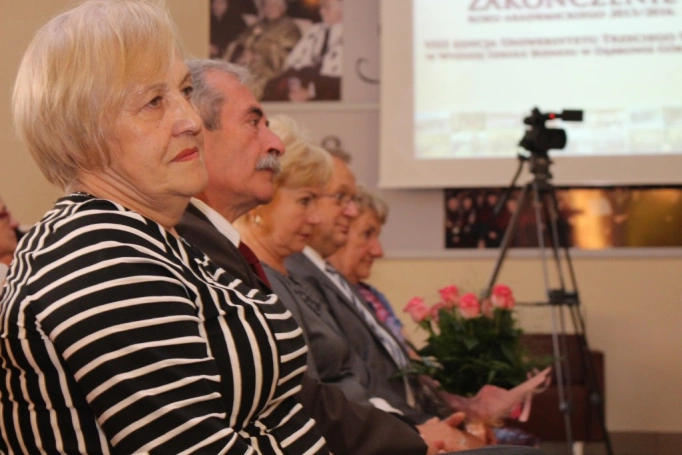 Zdjęcie nr 14 z galerii 14 czerwca - uroczysta gala zakończenia roku akademickiego 2015/2016 Uniwersytetu Trzeciego Wieku w Wyższej Szkole Biznesu w Dąbrowie Górniczej. 