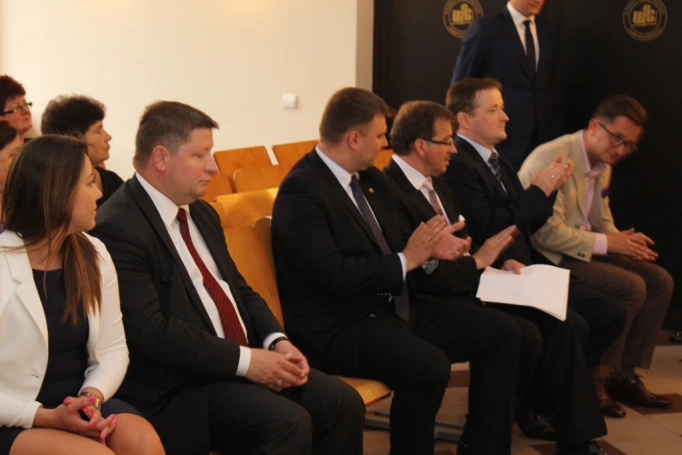 Zdjęcie nr 15 z galerii 14 czerwca - uroczysta gala zakończenia roku akademickiego 2015/2016 Uniwersytetu Trzeciego Wieku w Wyższej Szkole Biznesu w Dąbrowie Górniczej. 