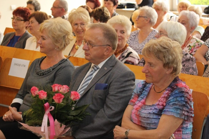 Zdjęcie nr 11 z galerii 14 czerwca - uroczysta gala zakończenia roku akademickiego 2015/2016 Uniwersytetu Trzeciego Wieku w Wyższej Szkole Biznesu w Dąbrowie Górniczej. 