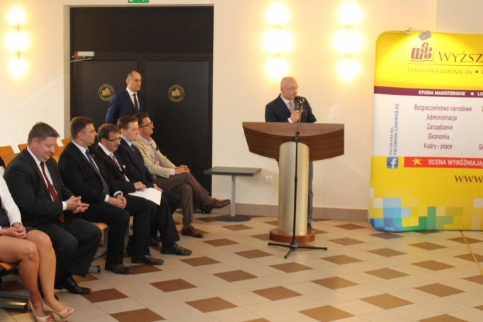 Zdjęcie nr 16 z galerii 14 czerwca - uroczysta gala zakończenia roku akademickiego 2015/2016 Uniwersytetu Trzeciego Wieku w Wyższej Szkole Biznesu w Dąbrowie Górniczej. 