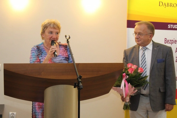 Zdjęcie nr 22 z galerii 14 czerwca - uroczysta gala zakończenia roku akademickiego 2015/2016 Uniwersytetu Trzeciego Wieku w Wyższej Szkole Biznesu w Dąbrowie Górniczej. 
