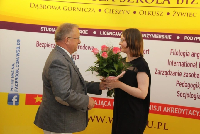 Zdjęcie nr 32 z galerii 14 czerwca - uroczysta gala zakończenia roku akademickiego 2015/2016 Uniwersytetu Trzeciego Wieku w Wyższej Szkole Biznesu w Dąbrowie Górniczej. 