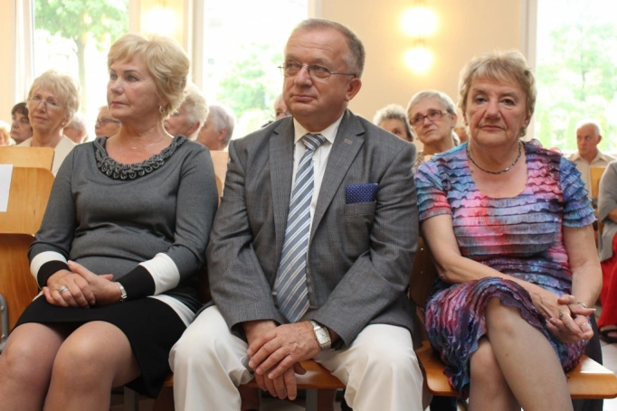 Zdjęcie nr 19 z galerii 14 czerwca - uroczysta gala zakończenia roku akademickiego 2015/2016 Uniwersytetu Trzeciego Wieku w Wyższej Szkole Biznesu w Dąbrowie Górniczej. 