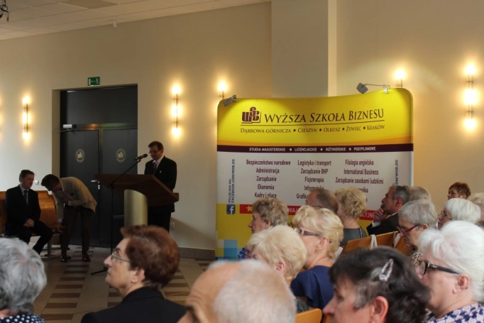 Zdjęcie nr 20 z galerii 14 czerwca - uroczysta gala zakończenia roku akademickiego 2015/2016 Uniwersytetu Trzeciego Wieku w Wyższej Szkole Biznesu w Dąbrowie Górniczej. 