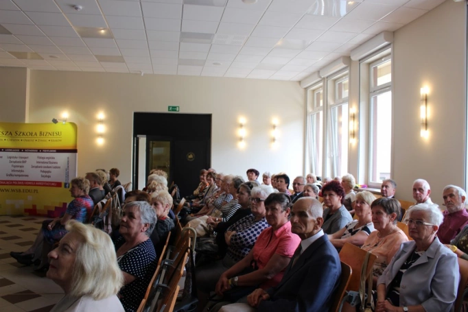 Zdjęcie nr 23 z galerii 14 czerwca - uroczysta gala zakończenia roku akademickiego 2015/2016 Uniwersytetu Trzeciego Wieku w Wyższej Szkole Biznesu w Dąbrowie Górniczej. 