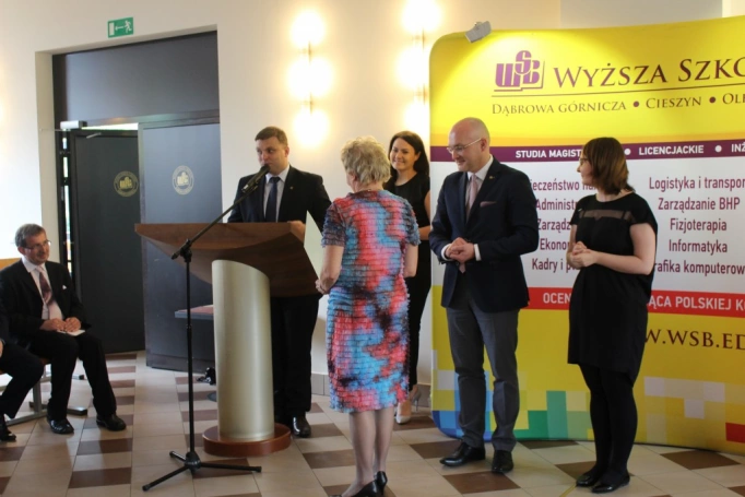 Zdjęcie nr 26 z galerii 14 czerwca - uroczysta gala zakończenia roku akademickiego 2015/2016 Uniwersytetu Trzeciego Wieku w Wyższej Szkole Biznesu w Dąbrowie Górniczej. 