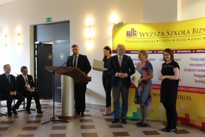 Zdjęcie nr 46 z galerii 14 czerwca - uroczysta gala zakończenia roku akademickiego 2015/2016 Uniwersytetu Trzeciego Wieku w Wyższej Szkole Biznesu w Dąbrowie Górniczej. 
