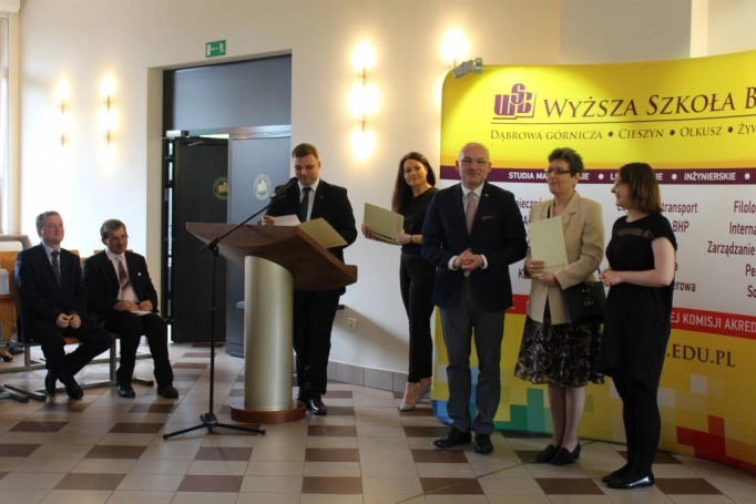 Zdjęcie nr 43 z galerii 14 czerwca - uroczysta gala zakończenia roku akademickiego 2015/2016 Uniwersytetu Trzeciego Wieku w Wyższej Szkole Biznesu w Dąbrowie Górniczej. 