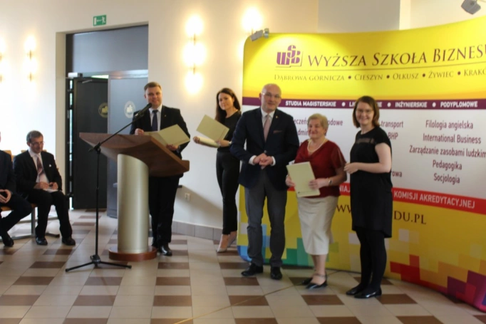 Zdjęcie nr 33 z galerii 14 czerwca - uroczysta gala zakończenia roku akademickiego 2015/2016 Uniwersytetu Trzeciego Wieku w Wyższej Szkole Biznesu w Dąbrowie Górniczej. 