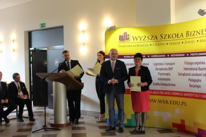 Zdjęcie nr 37 z galerii 14 czerwca - uroczysta gala zakończenia roku akademickiego 2015/2016 Uniwersytetu Trzeciego Wieku w Wyższej Szkole Biznesu w Dąbrowie Górniczej. 