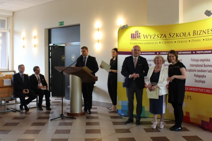 Zdjęcie nr 53 z galerii 14 czerwca - uroczysta gala zakończenia roku akademickiego 2015/2016 Uniwersytetu Trzeciego Wieku w Wyższej Szkole Biznesu w Dąbrowie Górniczej. 