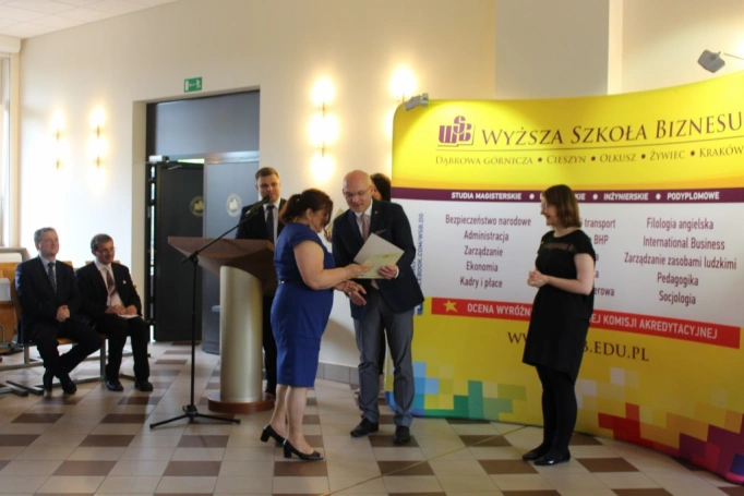 Zdjęcie nr 24 z galerii 14 czerwca - uroczysta gala zakończenia roku akademickiego 2015/2016 Uniwersytetu Trzeciego Wieku w Wyższej Szkole Biznesu w Dąbrowie Górniczej. 
