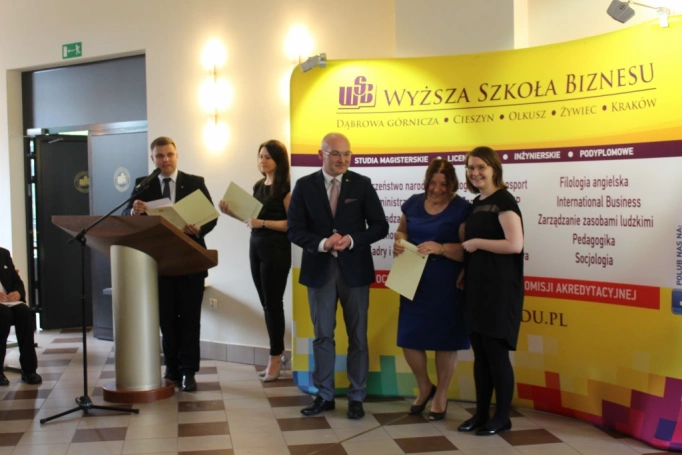 Zdjęcie nr 55 z galerii 14 czerwca - uroczysta gala zakończenia roku akademickiego 2015/2016 Uniwersytetu Trzeciego Wieku w Wyższej Szkole Biznesu w Dąbrowie Górniczej. 