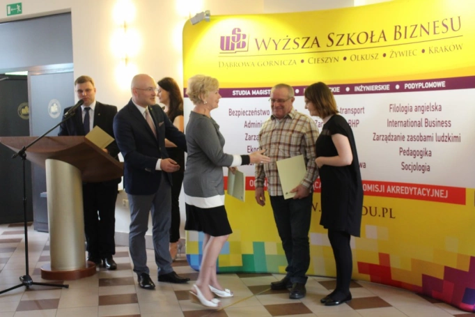 Zdjęcie nr 48 z galerii 14 czerwca - uroczysta gala zakończenia roku akademickiego 2015/2016 Uniwersytetu Trzeciego Wieku w Wyższej Szkole Biznesu w Dąbrowie Górniczej. 
