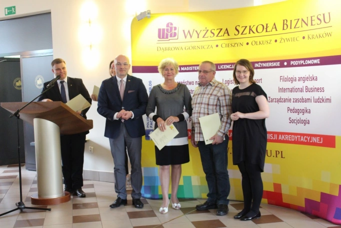 Zdjęcie nr 57 z galerii 14 czerwca - uroczysta gala zakończenia roku akademickiego 2015/2016 Uniwersytetu Trzeciego Wieku w Wyższej Szkole Biznesu w Dąbrowie Górniczej. 