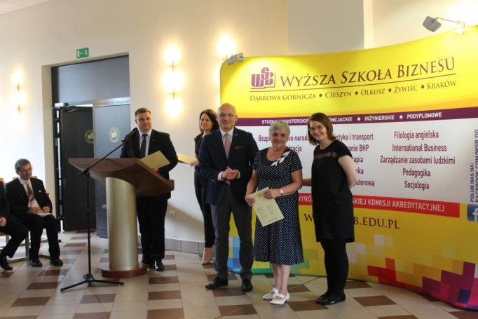 Zdjęcie nr 40 z galerii 14 czerwca - uroczysta gala zakończenia roku akademickiego 2015/2016 Uniwersytetu Trzeciego Wieku w Wyższej Szkole Biznesu w Dąbrowie Górniczej. 
