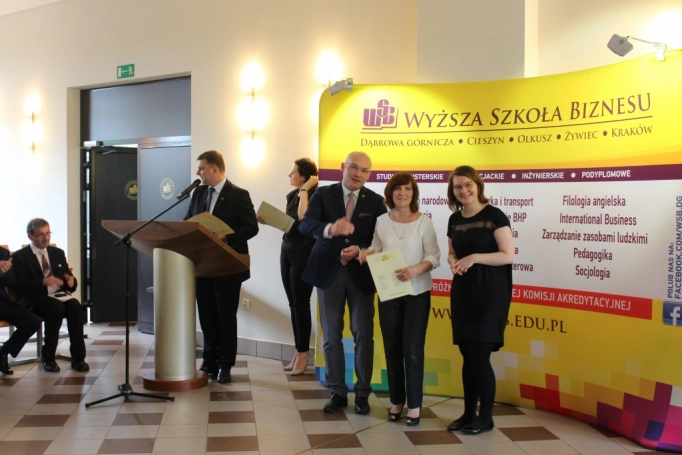 Zdjęcie nr 35 z galerii 14 czerwca - uroczysta gala zakończenia roku akademickiego 2015/2016 Uniwersytetu Trzeciego Wieku w Wyższej Szkole Biznesu w Dąbrowie Górniczej. 