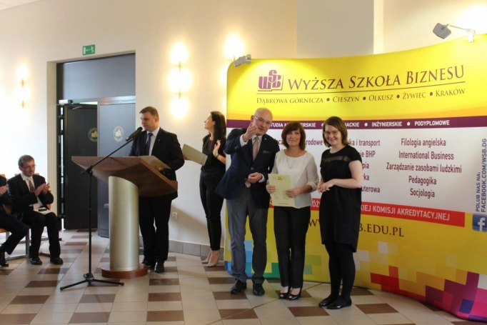 Zdjęcie nr 28 z galerii 14 czerwca - uroczysta gala zakończenia roku akademickiego 2015/2016 Uniwersytetu Trzeciego Wieku w Wyższej Szkole Biznesu w Dąbrowie Górniczej. 