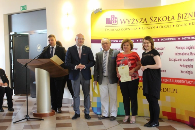 Zdjęcie nr 34 z galerii 14 czerwca - uroczysta gala zakończenia roku akademickiego 2015/2016 Uniwersytetu Trzeciego Wieku w Wyższej Szkole Biznesu w Dąbrowie Górniczej. 