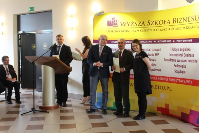 Zdjęcie nr 58 z galerii 14 czerwca - uroczysta gala zakończenia roku akademickiego 2015/2016 Uniwersytetu Trzeciego Wieku w Wyższej Szkole Biznesu w Dąbrowie Górniczej. 
