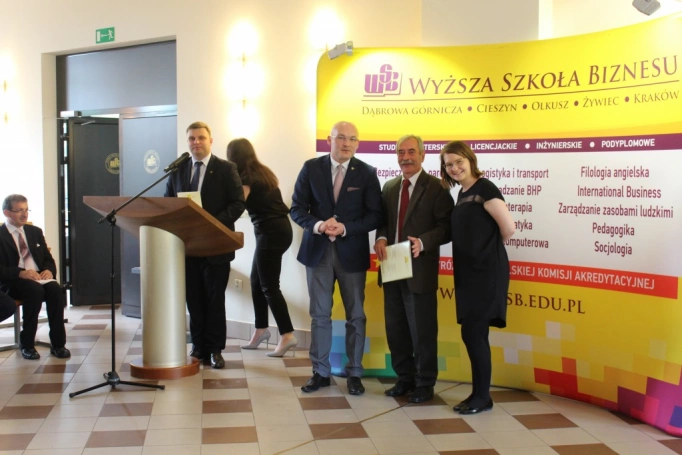 Zdjęcie nr 36 z galerii 14 czerwca - uroczysta gala zakończenia roku akademickiego 2015/2016 Uniwersytetu Trzeciego Wieku w Wyższej Szkole Biznesu w Dąbrowie Górniczej. 