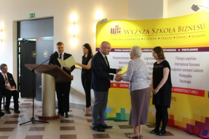 Zdjęcie nr 52 z galerii 14 czerwca - uroczysta gala zakończenia roku akademickiego 2015/2016 Uniwersytetu Trzeciego Wieku w Wyższej Szkole Biznesu w Dąbrowie Górniczej. 