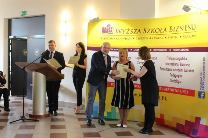 Zdjęcie nr 60 z galerii 14 czerwca - uroczysta gala zakończenia roku akademickiego 2015/2016 Uniwersytetu Trzeciego Wieku w Wyższej Szkole Biznesu w Dąbrowie Górniczej. 