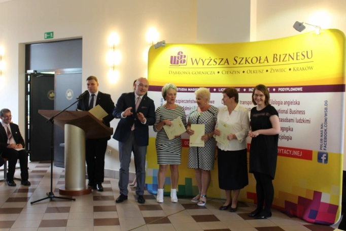 Zdjęcie nr 42 z galerii 14 czerwca - uroczysta gala zakończenia roku akademickiego 2015/2016 Uniwersytetu Trzeciego Wieku w Wyższej Szkole Biznesu w Dąbrowie Górniczej. 